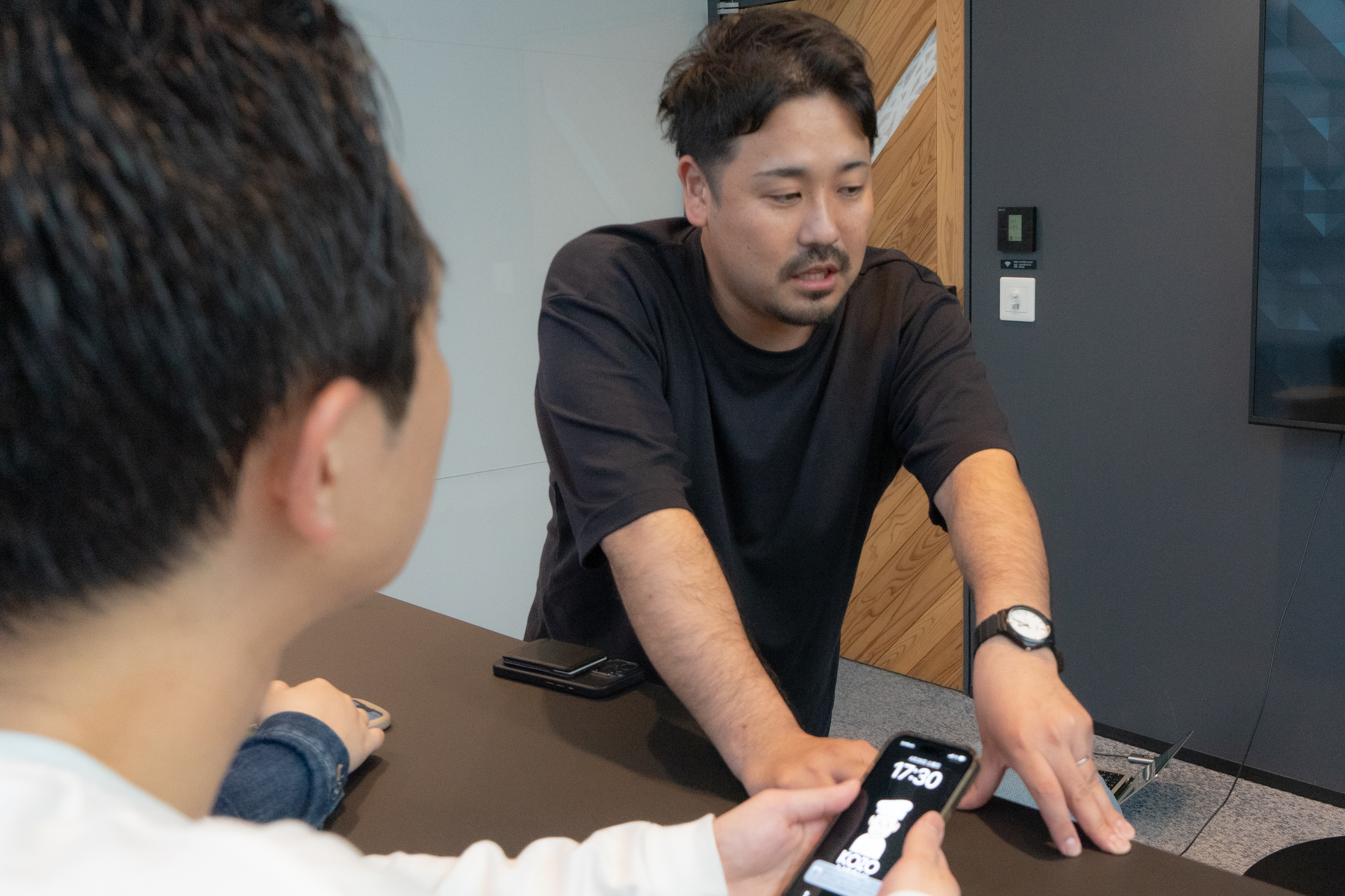 PCに向かい思考を整理する様子
